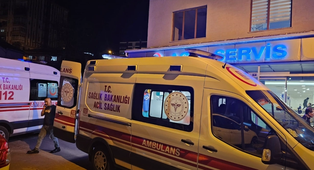 HASTA TAŞIYAN AMBULANS KAZA YAPTI, 1 POLİS YARALANDI